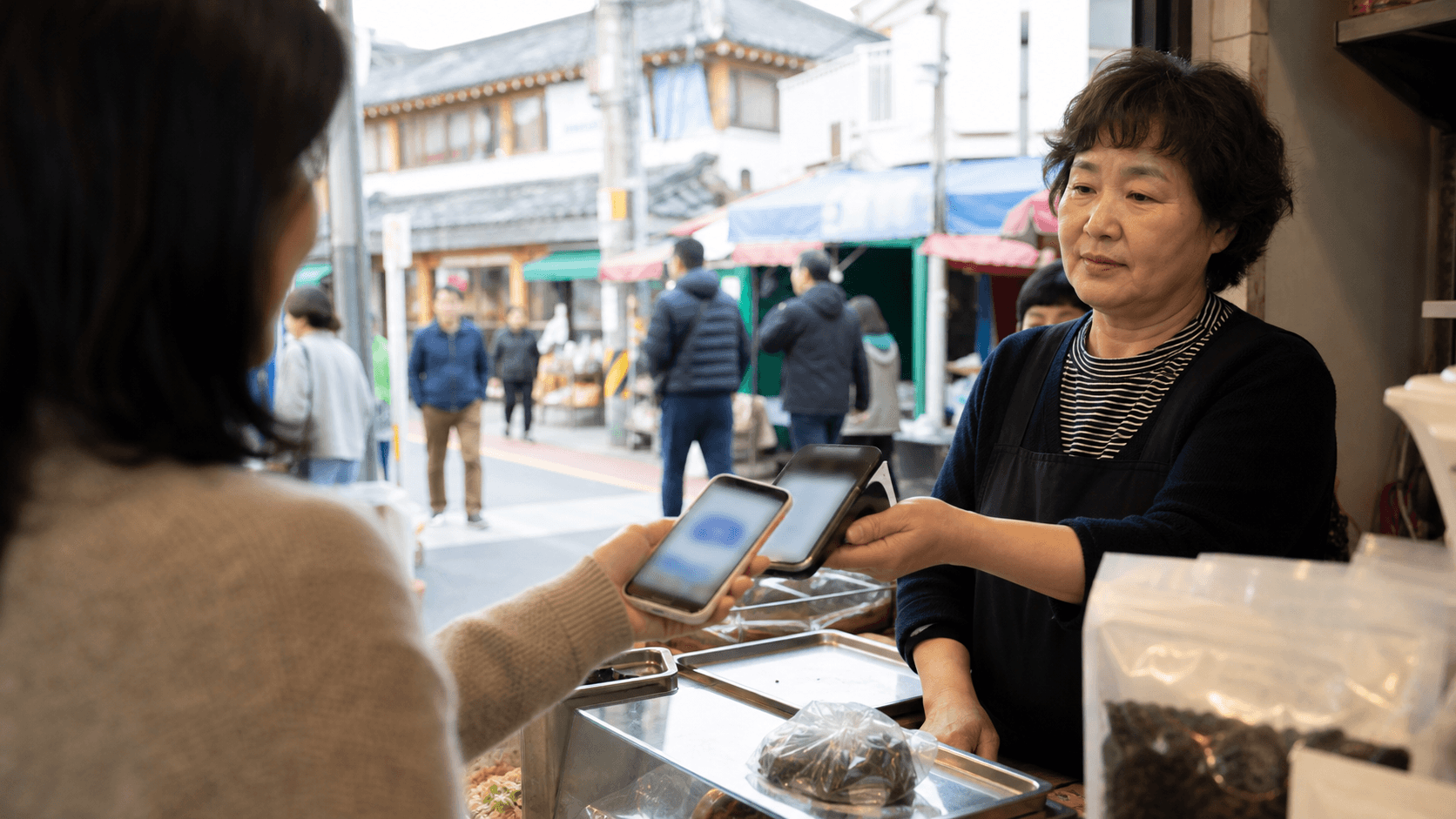 동네 소상공인 점포에서 모바일 결제를 하는 고객